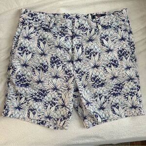 Vineyard Vines Blue and White Floral Shorts men’s size 34